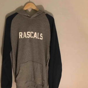  - Hoodie från Rascal’s. En mindre fläck på bröstet, annars i bra skick. Möts upp i Stockholm, annars står köparen för frakt! :) 