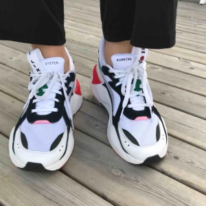  - Puma rs x. Köpta i Paris på Footlocker och är en Limited edition färg. Använda endast 2 gånger och är i nyskick. Säljes pågrund av att de ej riktigt är min stil :) Storlek: 40,5 (passar någon i strl. 40-40,5) Medföljer ett par rosa skosnören.  💖💕💞