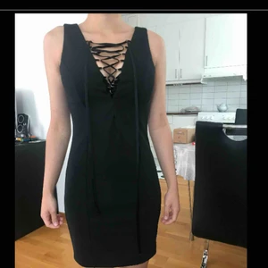  - Knytning vid brösten