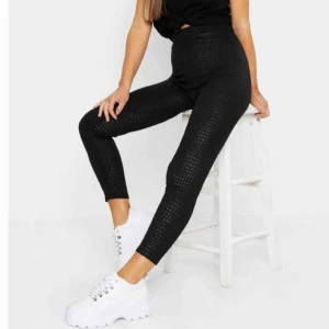 - Svarta leggings med orm skinn mönster. Helt oanvända och har prislappen kvar.  (Kontakta mig för mer bilder)