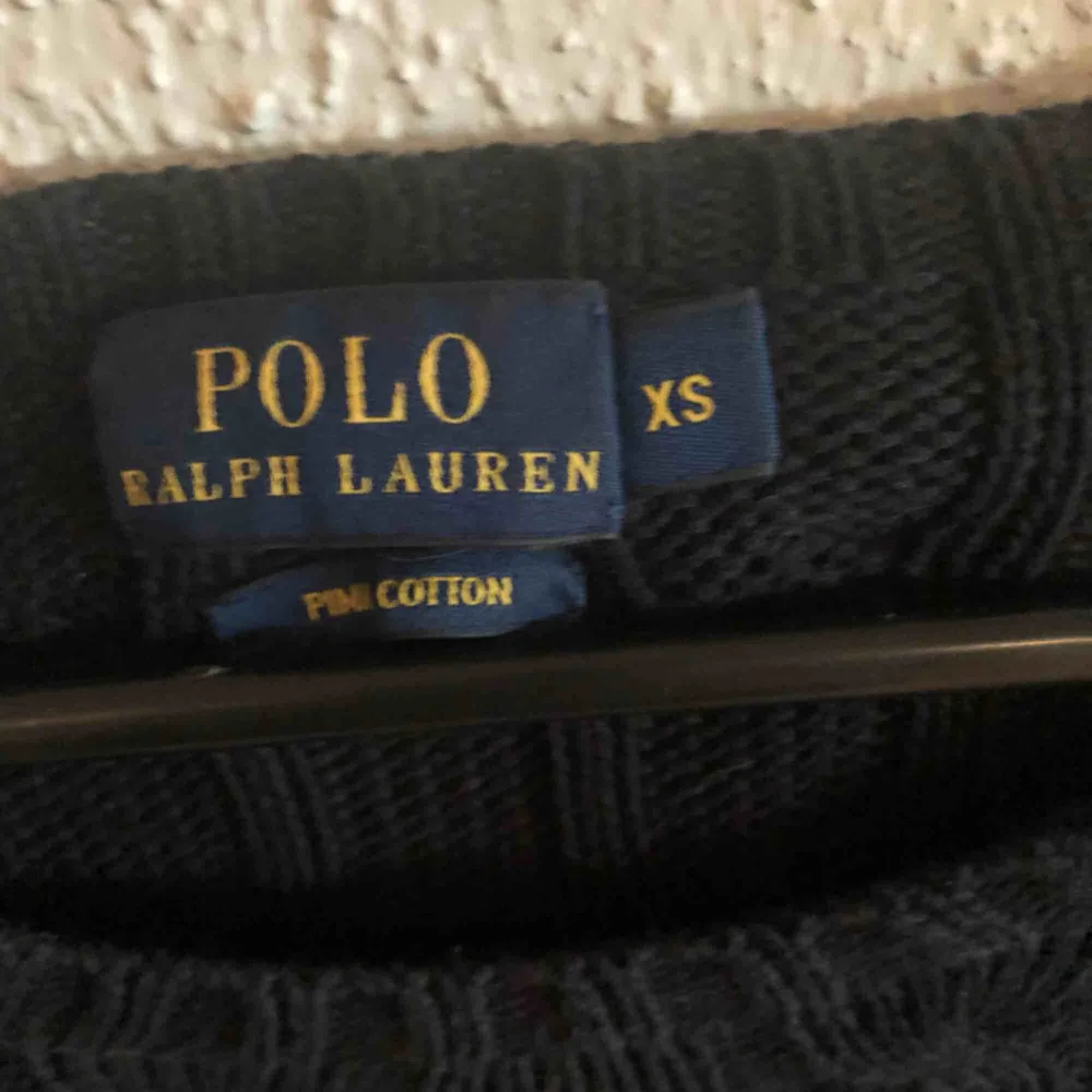 Svart kabelstickad tröja från Ralph Lauren  Strl XS  Köpt för ca 1200kr   Använda några gånger men den är i väldigt bra skick Betalning sker via swish . Stickat.