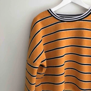  - Randig, jättebekväm tröja från primark som är lite cropad.  Använd ett fåtal gånger.  Möts upp i Göteborg eller fraktar mot fraktkostnad🌈