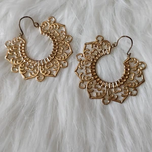  - Bohemiska ö    rhängen i guld med orientaliskt mönster. Köpta på H&M för några år sedan men knappt använda.