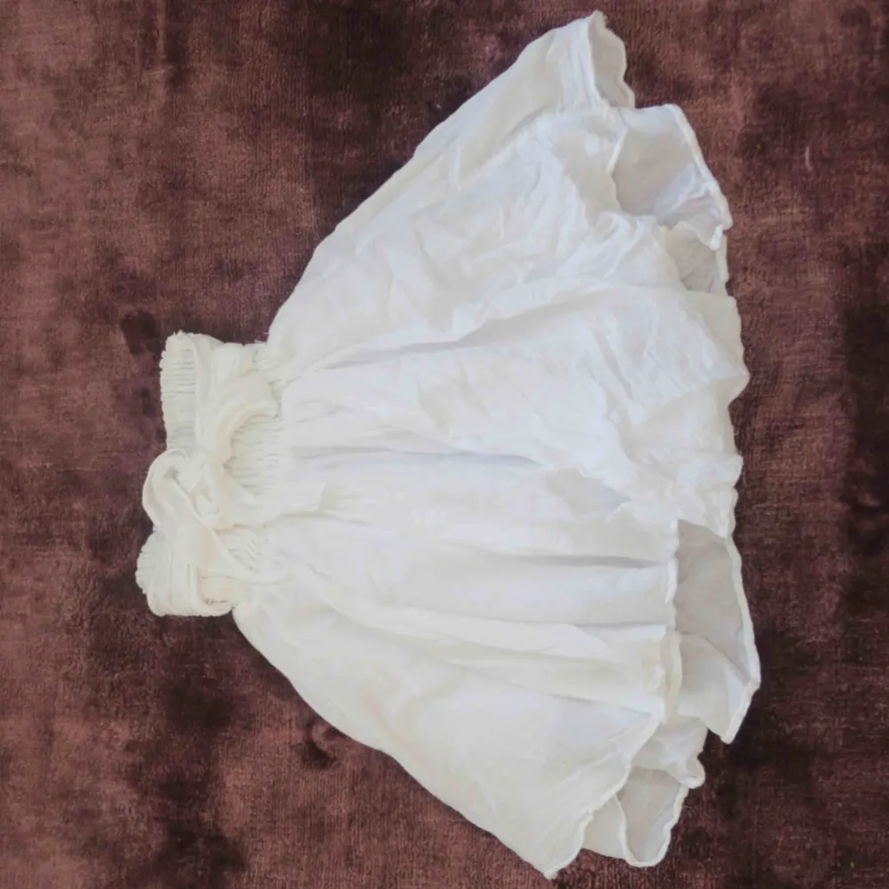 Fin vit kjol, använd en gång, passar olika storlekar då det är stretch. möts i Stockholm annars gäller fraktkostnaden :)). Kjolar.
