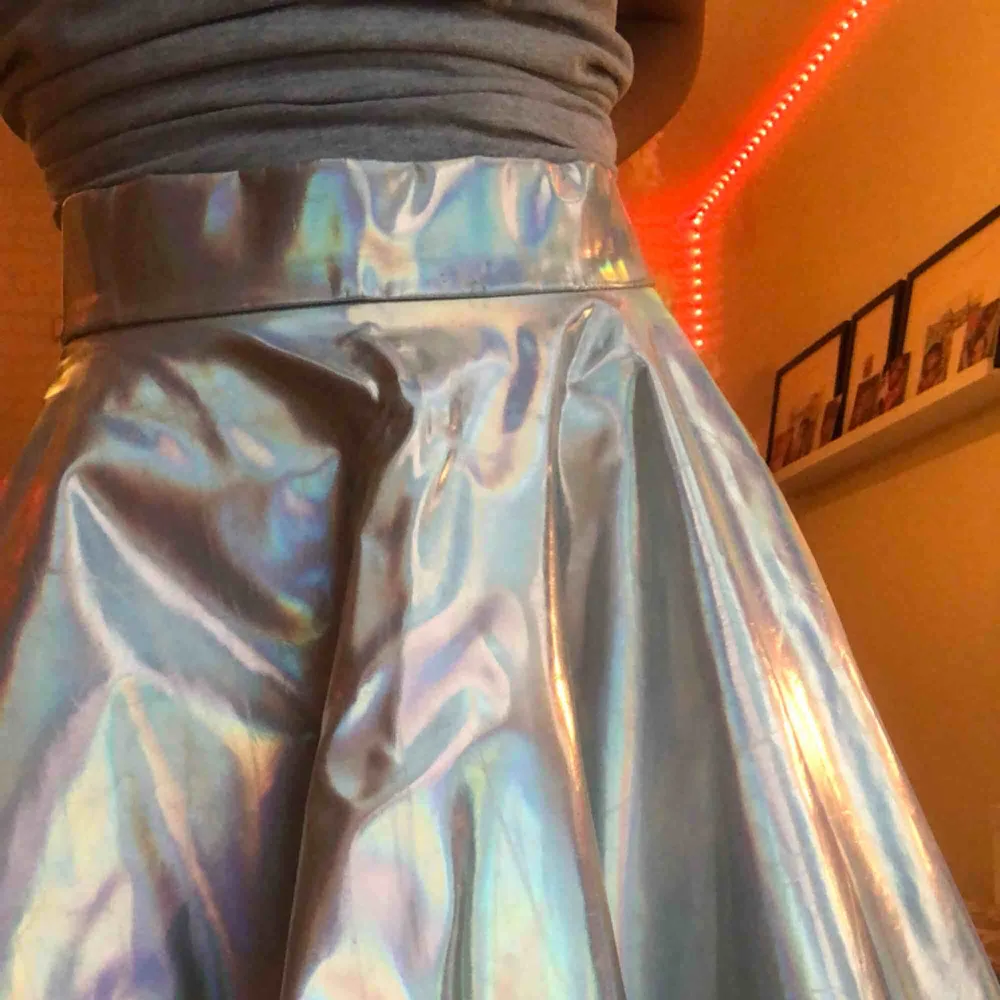 Sjukt gullig holografins kjol aldrig använd utom vid detta tillfälle. Kjolar.