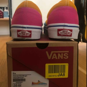  - Helt nya och oanvända Vans Era multicolor. Har köpt till syrran men det passar inte, kan ej returnera för jag har tappat kvittot!   Ny pris 749 kr