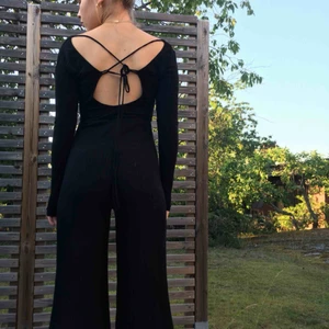  - Ribbad jumpsuit i stretchigt material. Går att knyta i ryggen🌺🌸 är lagom längd för mig som är 175cm