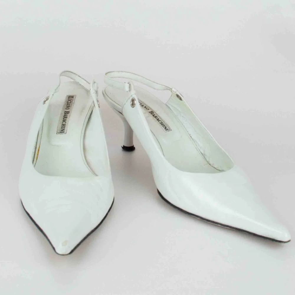 Vintage Y2K real leather kitten heels slingback pumps in white. Some flaws such as scratches/ marks SIZE Label: 38 (true to size) Model: 173/39 shoes (tight on her) Free shipping! The price is final. Read the full description at our website majorunit.com. Skor.