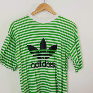 Trendig grön/vit randig Adidas T-shirt! Pris kan diskuteras. Jag är 170cm och har oftast på mig storlek S eller M.