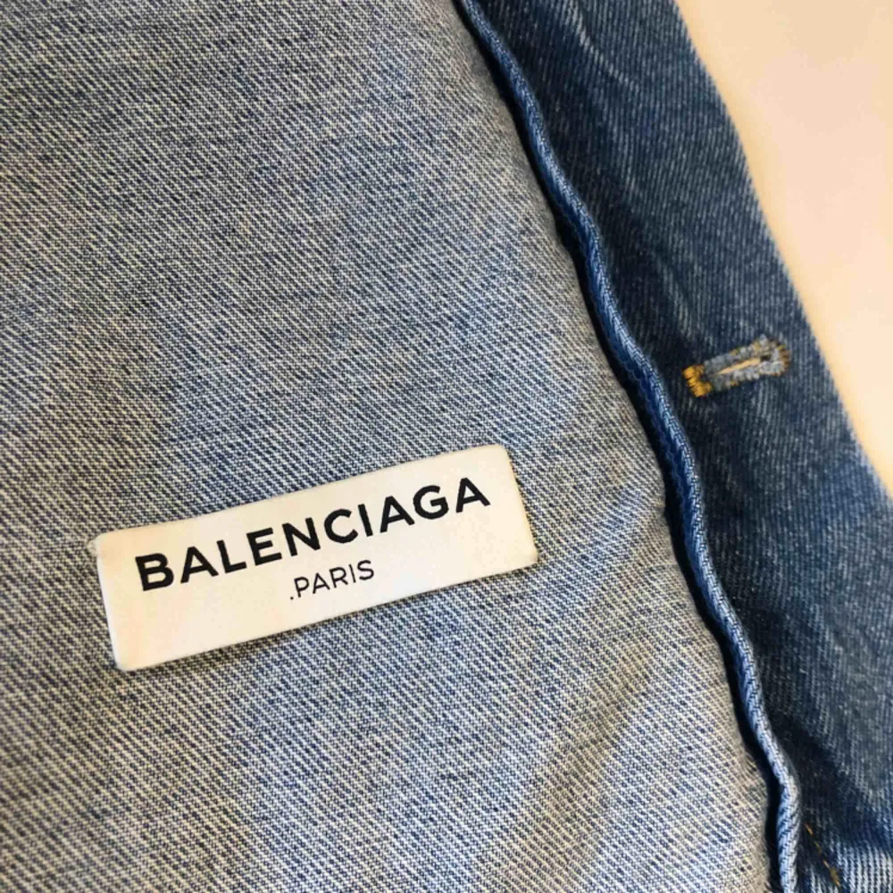 Fantastiskt jeansjacka från Balenciaga! Breda utmärkande axlar. . Jackor.
