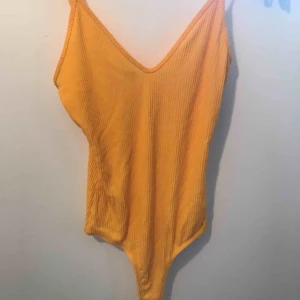  - Gul Body från Gina Tricot säljes.  Inte använd mycket så den är i bra skick!  Storlek M men passar även en S.  