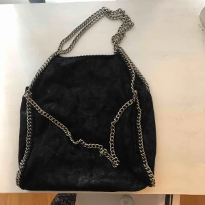  - Svart väska från Chiquelle, mycket bra skick! Dragkedja och fack inuti. 