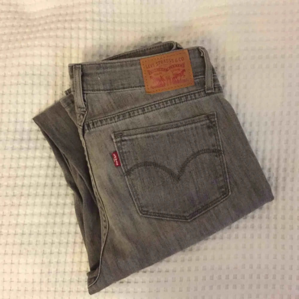 Gråa Levi’s modell 712 slim i storlek 27, typ stor S (möjligtvis liten M). 📬 Frakt 63 kr. Jeans & Byxor.