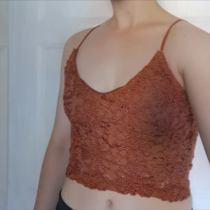  - Rostfärgat linne med broderi på framsidan och spets på baksidan