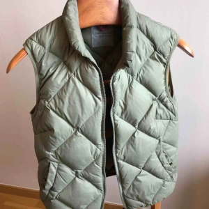  - Dunväst från Peak performance dam i storlek S