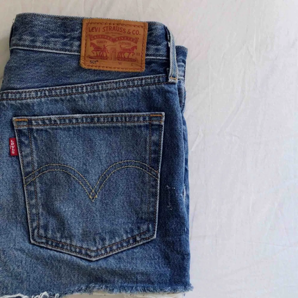 Säljer ytligare ett par av de populära Levi’s 501 shortsen fast i en mörkare tvätt🌾 Köparen står för frakt. Shorts.