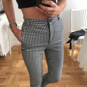  - Vichy rutiga byxor från monki. Höga i midjan och ankellängd, aldrig använda! 