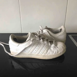 - Snygga Adidas skor i fint skick förutom små hål i innertyget i hälarna. Märks däremot inte när man har strumpor i! Bortsett från det som nya! Ny pris: 800kr. Frakt tillkommer :)
