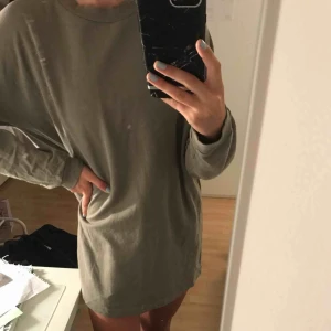  - Långärmad lite längre tröja från Nelly, knappt kommit till användning så mycket bra skick. I en härlig grön färg. Frakt tillkommer på 64kr. 