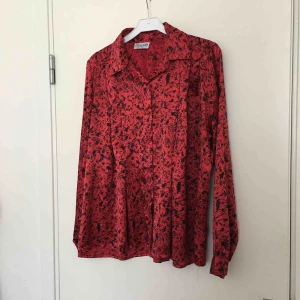  - Fin satin blus med veck fram och bak. Begagnat skick! 