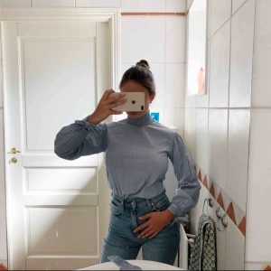  - Ljusblå/vit blus från NAKD 