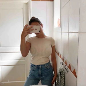  - Ljusgul kortärmad tröja från Bik Bok!