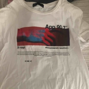  - T shirt som inte längre kommer till användning, men bra skick! (39kr frakt)