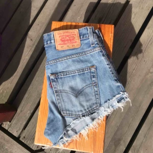  - Levis shorts W29. Säljes pga att de är lite för stora för mig. Skulle säga att dem är en XS-S i storlek. Plagget är i fint skick! Kontakta för mer info :) 