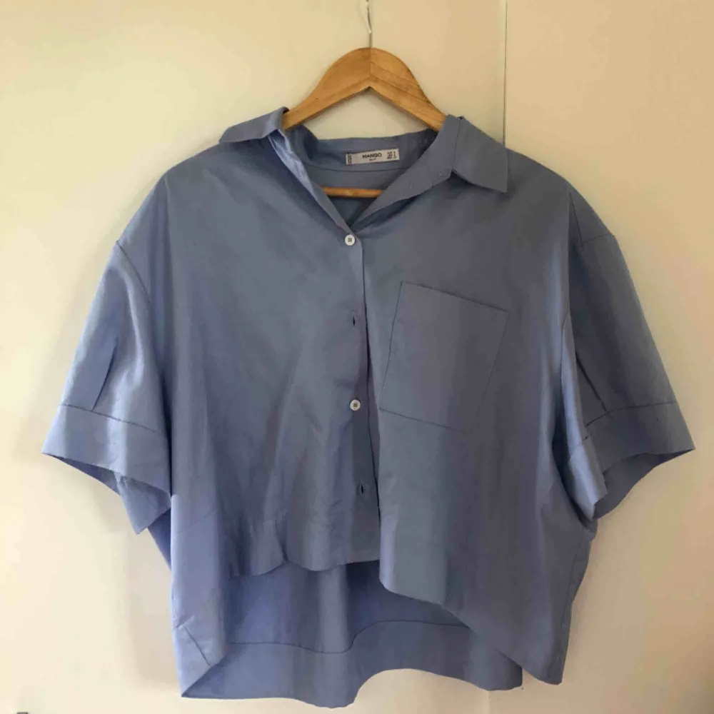 Croppad kortärmad skjorta från Mango i storlek S. Luftigt material. Oanvänd. . Skjortor.