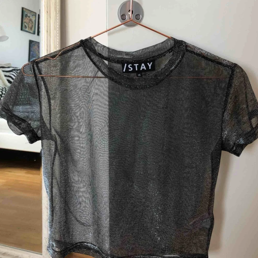 Glittrig ”mesh-tröja” från Carlings egna märke Stay, knappt använd men så snygg🥰🥰. Toppar.