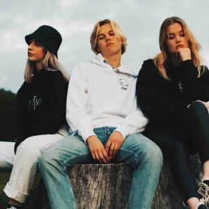  - Tröjor från vårt klädmärke @aliveclothing.ud. Båda motiven finns i färgerna vit, svart och beige <3 Gå in på våran instagram för mer info eller slide into the DMs 