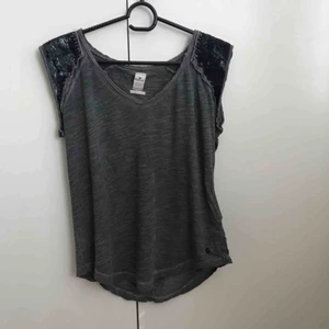  - Snygg T-shirt från Replay! Glitter på ärmarna. Storlek XS