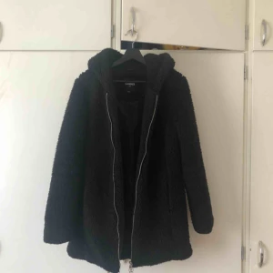  - Jättefin kappa inköpt från urban outfitters! Är i jättefint skick då jag köpte den förra året. Köparen står för frakt <3