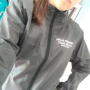  - Silvana Imam merch från Helig Moder tour. Grå windbreaker i stor storlek M. Skön och fin men säljer pga ej min stil. Aldrig använd.