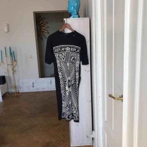  - Snygg lång tunnare klänning. Perfekt till stranden! 