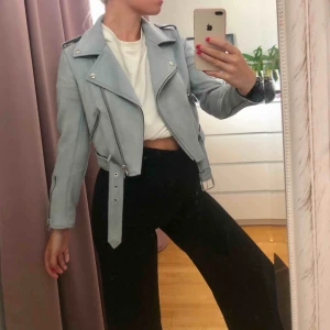  - Supersnygg mocka jacka i ljusblå färg köpt på Zara! 😍 Säljes pga att jag inte får någon användning av den, därav är den aldrig använd och i superfint skick 🌈