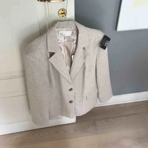  - Skitsnygg linnekavaj från Nelly!!! Strl 36 men oversize så passar även en 38!! 