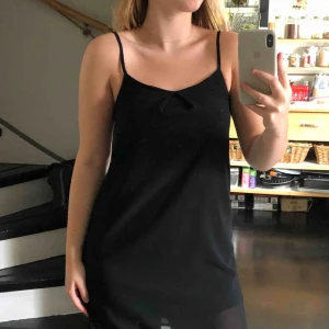  - Söt svart klänning från Club L.