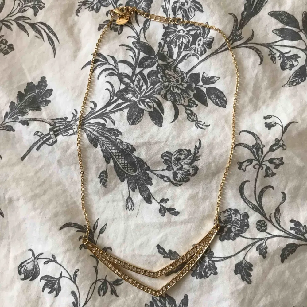 Guld halsband, möts i uppsala. Accessoarer.