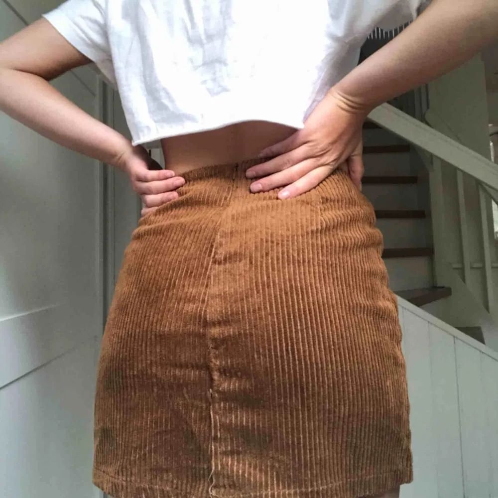 En välidigt fin brun Manchesterkjol som jag själv gjort om från shorts till kjol (se bild tre). I övrigt väldigt bra skick! Fraktas, möts upp eller byts. Kjolar.