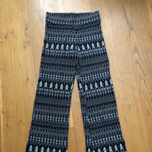  - Byxor som formar sig efter dina ben, skön material och oanvänd skick!  Frakt tillkommer 