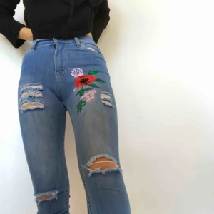  - Fantastiskt fina stretchiga jeans. Mycket moderna med de broderade blommorna och högmidjade. Säljer på grund av att de blivit för små för mig. Nypris: 500kr