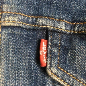  - Fin Levi’s jeansjacka i lite stretchigt jeanstyg. Det står att den är i storlek M på lappen, men skulle mer säga att den är som en S🌸 Undrar ni något, eller vill ha fler bilder är det bara att höra av sig!🍋