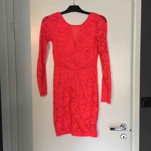  - Neon orange klänning med mesh och spets! Super snygg och såå cool. Använd 2ggr