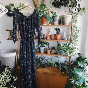  - Blommig jumpsuit från HM, har ”inbyggda” shorts så den är inte helt transparent. Köparen står för frakt, kan eventuellt mötas upp i Stockholm också!