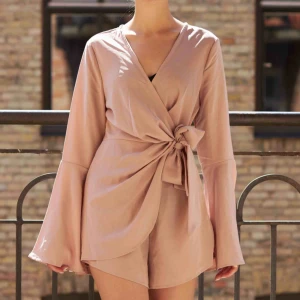  - Rosa omlottklänning i storlek 38. Jag har storlek 34 så den sitter för stort för mig.   Längd: 76 cm  Bröstvidd: 98 cm   FRAKT TILLKOMMER 🌸   PM VID INTRESSE 🙏🏻 