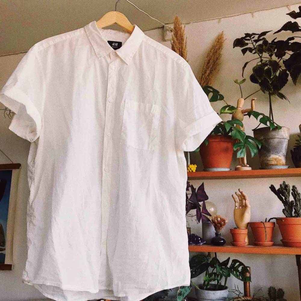 Vit kortärmad skjorta i fint skick som tyvärr inte används tillräckligt mycket. Köparen står för frakt, kan eventuellt mötas upp i Stockholm också!. Skjortor.