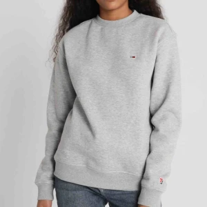  - Tommy hiilfiger sweatshirt aldrig tvättat endast testat, är i storlek xxs oversized så passar xxs-s. Säljer pga användas inte nypris är 899. 