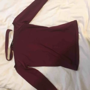  - Superfin vinröd tröja från bikbok, chokerdetalj och off-shoulder. Endast provat den så den är i nyskick! Hämtas upp i Umeå men kan också fraktas gentemot att köpare betalar frakt!