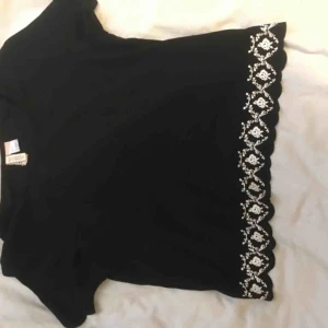  - Superfin tröja från hm som jag gärna haft kvar om den passat. Strl 34 och lite croppad. Hämtas upp i Umeå men kan också fraktas gentemot att köpare betalar frakt!